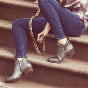 Lucky Brand Bartalino ankle booties 6 grey/ pewter